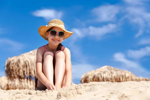 Férias Verão Sea Sandy Beach Menina Feliz Óculos Sol Chapéu — Fotografia de Stock