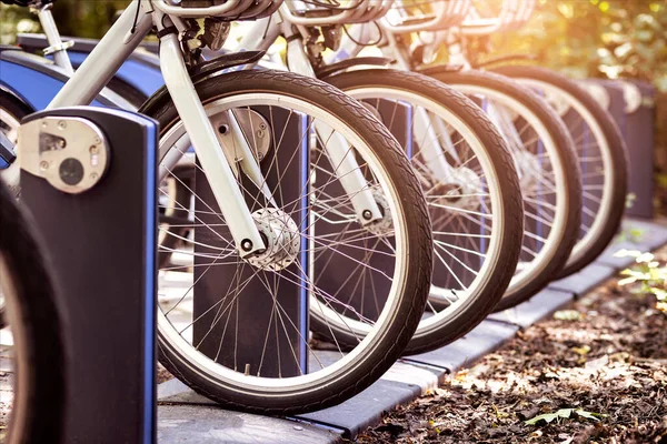 Vélos Électriques Sur Borne Recharge Dans Parking Vélos Électriques Pour — Photo