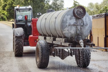 Su kamyonu püskürtme tankı, Toz 'a karşı yolu püskürtüyor. Ağır Kamyon Suyla Yol Akıyor.