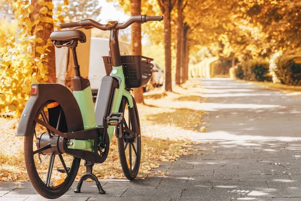黄秋暖秋 电动自行车租车停在街上的人行道上 出租的电动自行车 生态交通概念 — 图库照片