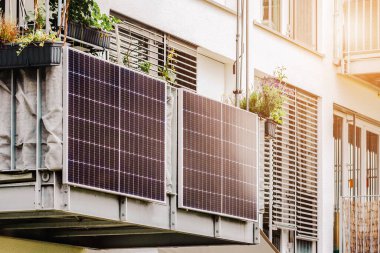 Balkon Apartmanı 'ndaki güneş panelleri. Güneş Paneli Sistemi olan yüksek katlı Modern Aile Binası. Eco City 'de Yeşil Elektrik Flatini.