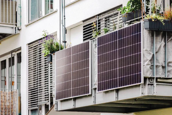 Modern Apartman Binasının Balkon Güneş Panelleri. Eko Binasının Güneş Yeşil Enerjisi. 