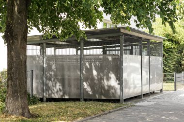 Avrupa 'da, Almanya' da Çöp Kutuları olan Çöp Deposu. Atık Yönetim ve Servis. Atık Sıralama ve Geri Dönüşüm.