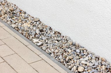 Duvar Evi boyunca çakıl taşları döşeme ve Pavement Taşları. Duvar Binası cephesi boyunca drenaj sistemi. Döşemeyi Boşalt