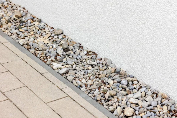 Drain Pebbles Telepítés Mentén Wall House Burkoló Kövek Pavilon Vízelvezető — Stock Fotó