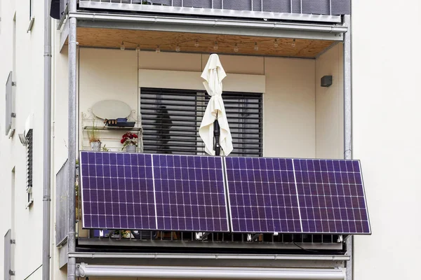 Sonnenkollektor Der Wohnung Balkon Mini Solaranlage Auf Modernem Balkon Von — Stockfoto