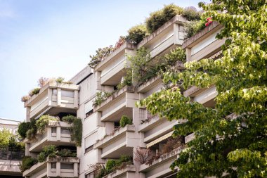 Dikey Bahçeler Balkon, Teras Modern Ekolojik Gökdelenler Bitkileri. Bosco Dikey. Çevre düzenlemesi Modern Balkon Apartman Binası.