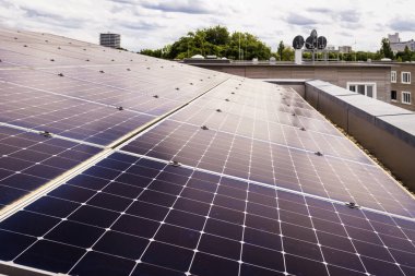 Güneş Paneli Çatısı Gökdelenler Arkaplanında Güneş Yansımalı Binası. Çatıda Güneş Panelleri Konut Binası.