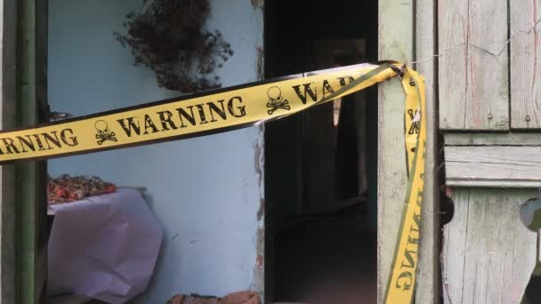 Banner Advertencia Amarillo Área Restringida Casa Vieja — Vídeo de stock