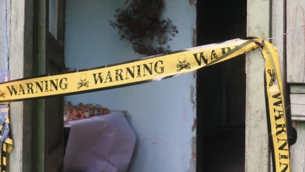 黄色い警告の旗 限られた区域 古い家 — ストック動画