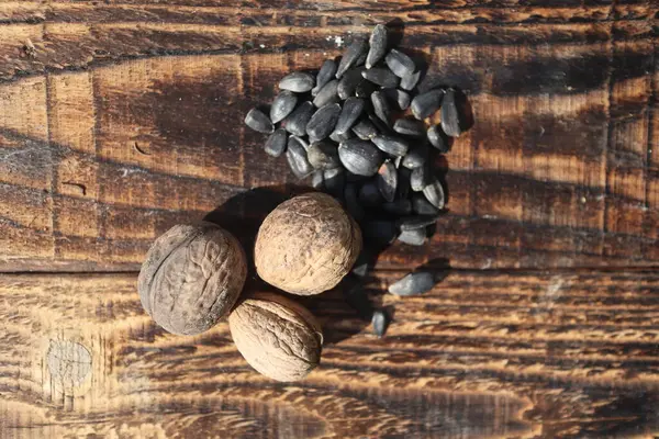 Ahşap arka planda ceviz ve çekirdekli kompozisyon, üst görünüm