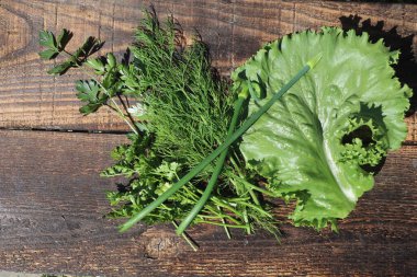 Kırsal masadaki yeşil sebzelerin üst görüntüsü, yakın çekim.