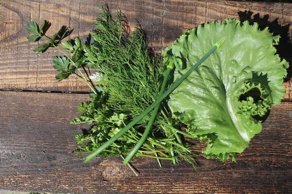 Kırsal masadaki yeşil sebzelerin üst görüntüsü, yakın çekim.
