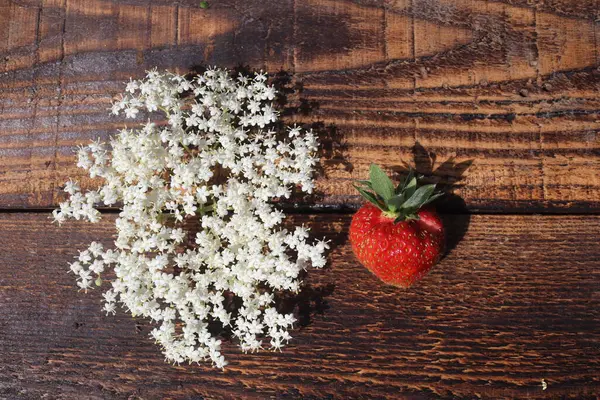 Kırsal ahşap masada çilekler, üst manzara.