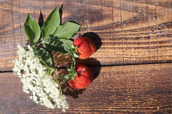 Kırsal ahşap masada çilekler, üst manzara.