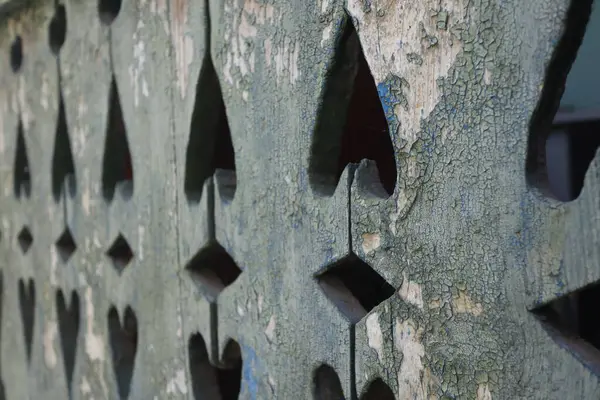 Eski model ahşap çitler. Tasarımı kesilmiş. Yakın plan.