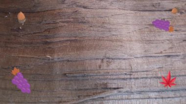 Ahşap doku üzerinde sonbahar elementleri tasarımı olan hareketli grafikler