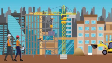 İnşaat alanı, şehrin sınırında mühendisler ve inşa makineleriyle çalışıyor.