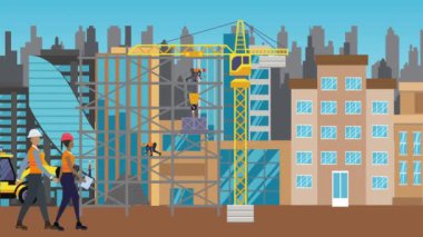 İnşaat alanı, şehrin sınırında mühendisler ve inşa makineleriyle çalışıyor.