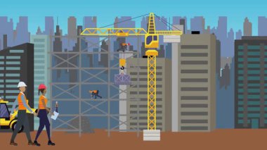 İnşaat alanı, şehrin sınırında mühendisler ve inşa makineleriyle çalışıyor.