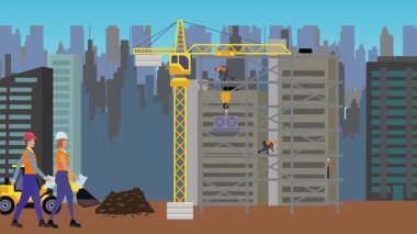 İnşaat alanı, şehrin sınırında mühendisler ve inşa makineleriyle çalışıyor.