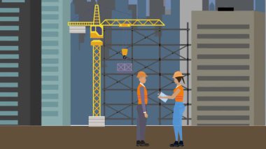 İnşaat alanı, şehrin sınırında mühendisler ve inşa makineleriyle çalışıyor.