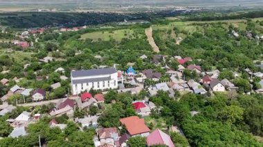 Romanya 'nın Somusca köyünde yer alan St. Luca adlı Katolik kilisesi, hava manzaralı