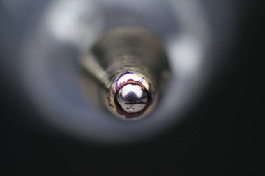 Bir kurşun kalemin top noktasının yakın plan fotoğrafı.