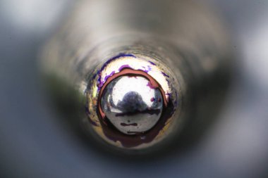 Bir kurşun kalemin top noktasının yakın plan fotoğrafı.