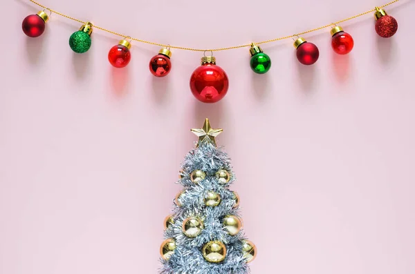 Vánoční Stromeček Barevnými Ozdoby Ozdoby Vrcholu Růžovým Pozadím Minimální Dovolená — Stock fotografie