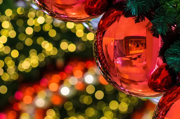 Červená Cetka Jiné Ornament Visí Vánoční Stromeček Bokeh Světlo Pozadí — Stock fotografie