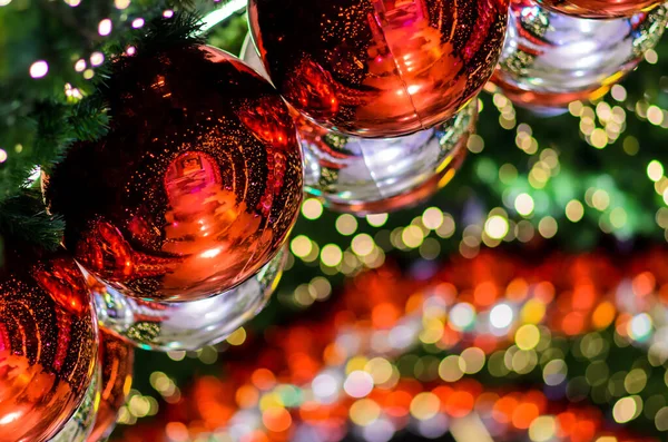 Κόκκινο Μπιχλιμπίδι Και Άλλα Στολίδι Κρέμεται Χριστουγεννιάτικο Δέντρο Bokeh Φως — Φωτογραφία Αρχείου