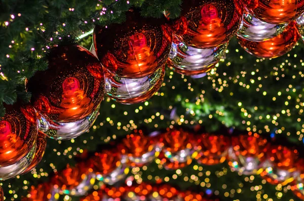 Rode Bauble Andere Ornament Opknoping Kerstboom Met Bokeh Lichte Achtergrond — Stockfoto