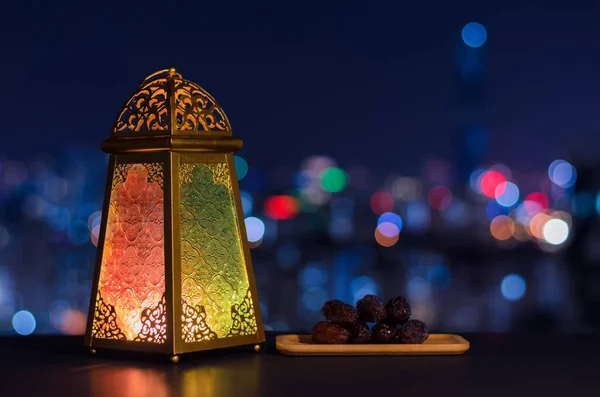 Fenerler Küçük Hurma Tabakları Gece Gökyüzü Şehir Arkaplanı Kutsal Ramazan Telifsiz Stok Fotoğraflar