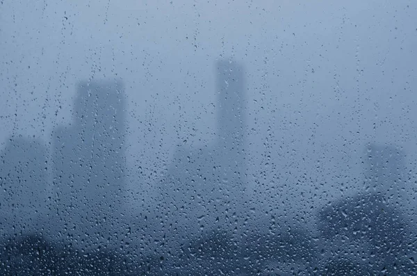 Dešťové Kapky Skleněném Okénku Monzunové Sezoně Rozostřené Městské Budovy — Stock fotografie