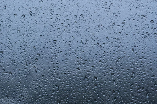 Goccia Pioggia Sulla Finestra Vetro Con Sfondo Blu Nella Stagione — Foto Stock