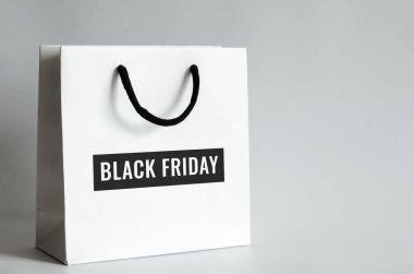 Kara Cuma alışveriş konsepti için beyaz arka planlı beyaz alışveriş çantası..