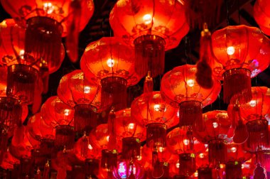 Çin Yeni Yıl Festivali için kırmızı fenerler (kelime anlamı nimet, sağlık ve zenginlik, zengin olmak) dekorasyon.