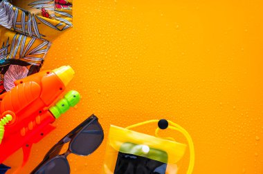 Su tabancalı renkli gömlek, akıllı telefon için su geçirmez çanta ve Tayland 'daki Songkran Festivali için güneş gözlüğü..