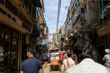 Şehrin merkezindeki en ünlü simge olan Risci üzerinde eski Delhi caddesi.