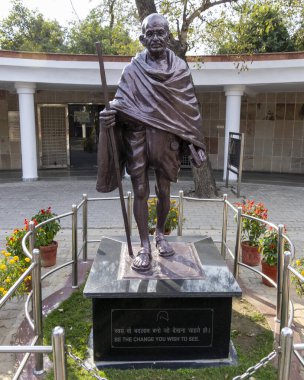 Yeni Delhi, Hindistan 'daki Gandi Anıtmezarında heykel.