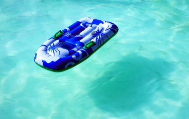 Şişme çocuk oyuncağı yüzen kristal berrak su havuzu