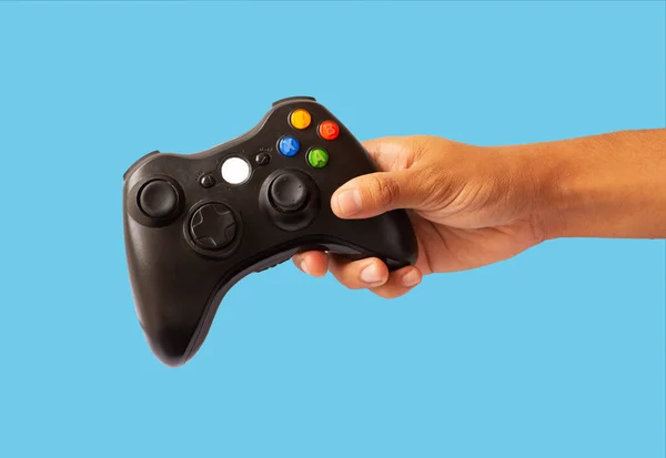 Mão Homem Segurando Controlador Xbox Fundo Azul — Fotografia de Stock