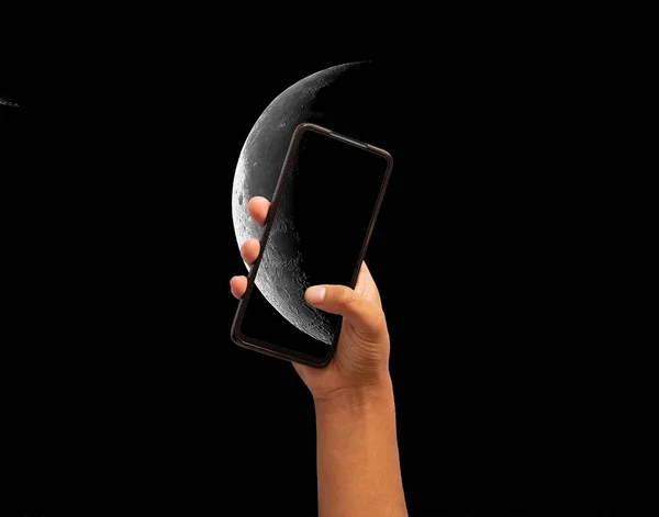Рука Держащая Руках Мобильный Телефон Фиксирующий Луну Помощью Камеры — стоковое фото