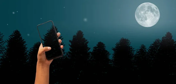 Krásný Jasný Měsíc Ruka Drží Mobilní Telefon Bez Pozadí — Stock fotografie