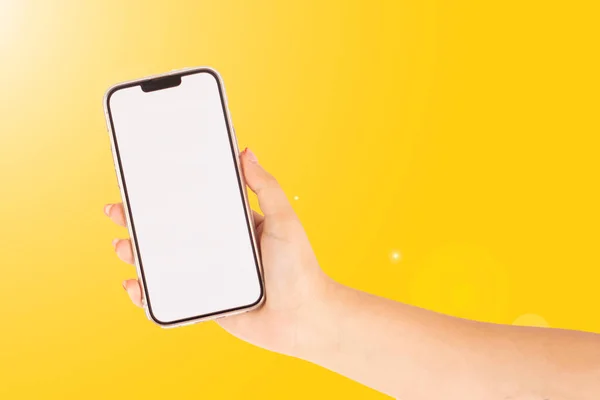 Biała Ręka Pięknej Kobiety Trzymającej Telefon Komórkowy Biały Ekran Żółtym — Zdjęcie stockowe