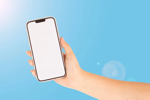 Біла Жінка Рука Тримає Мобільний Телефон Синьому Фоні — стокове фото