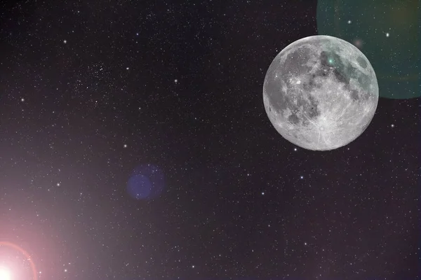 Όμορφο Φωτεινό Φεγγάρι Που Λάμπει Από Τον Ήλιο Στο Σύμπαν — Φωτογραφία Αρχείου