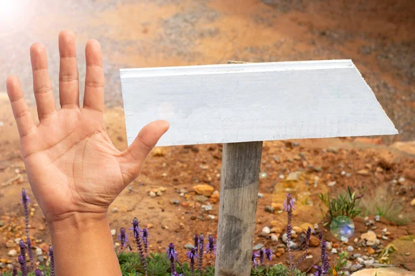 Placa Sinalização Madeira Branca Com Uma Mão Aberta Com Dedos — Fotografia de Stock