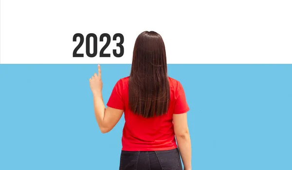 Beautiful Woman Pointing Year 2023 White Chart — Stock Photo, Image